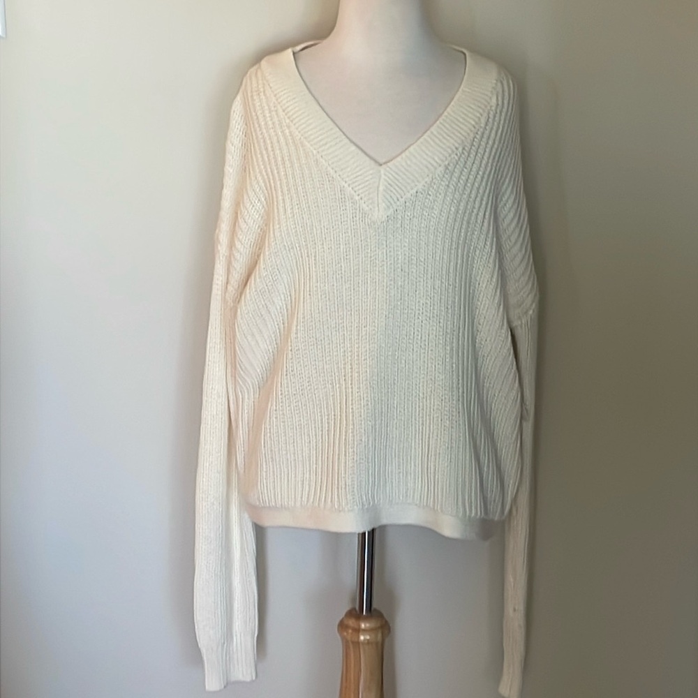 NWT~Women’s Time & Tru Medium Cream Colored Long Sleeve V~Neck Sweater